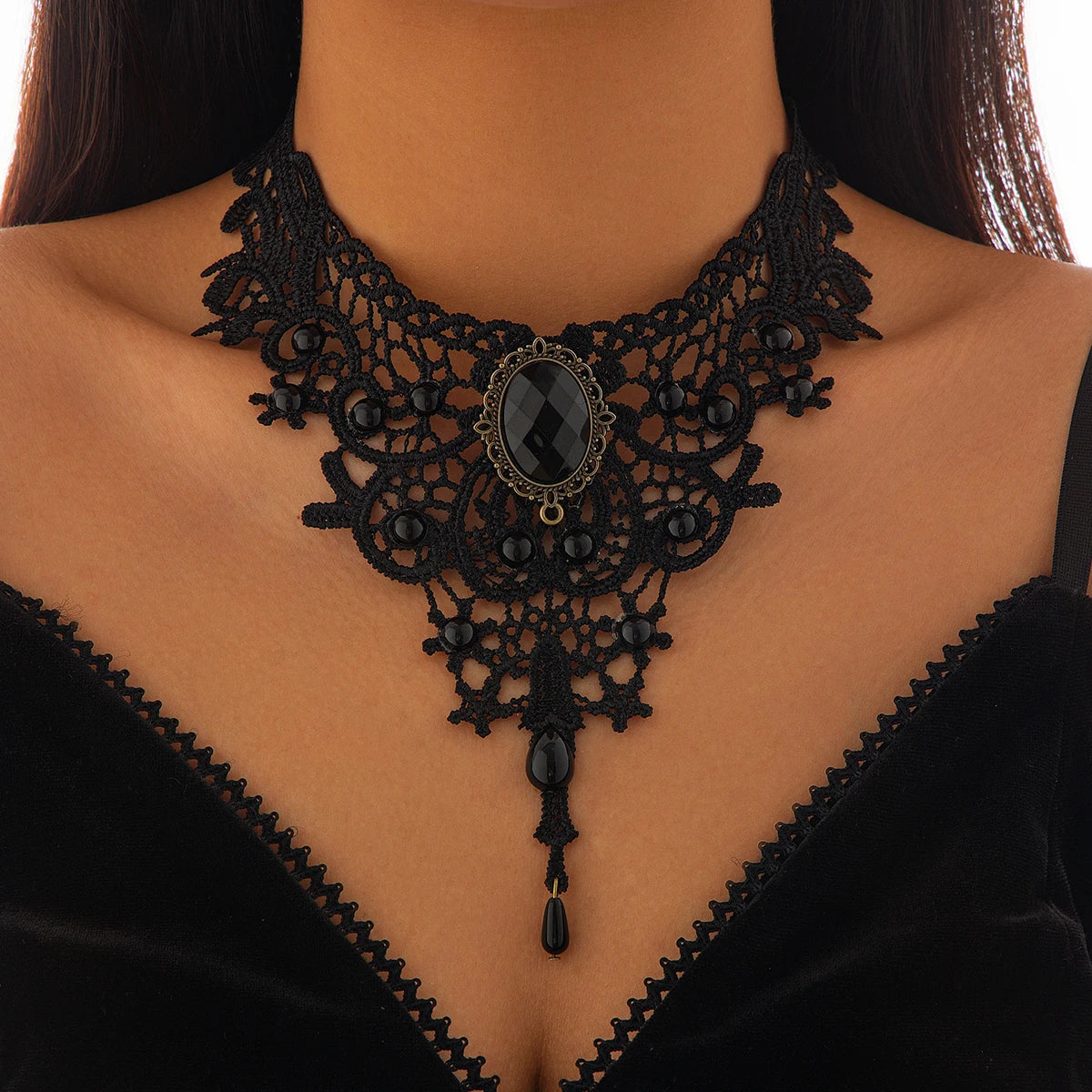 Noir Élégant – Gothic Lace Choker