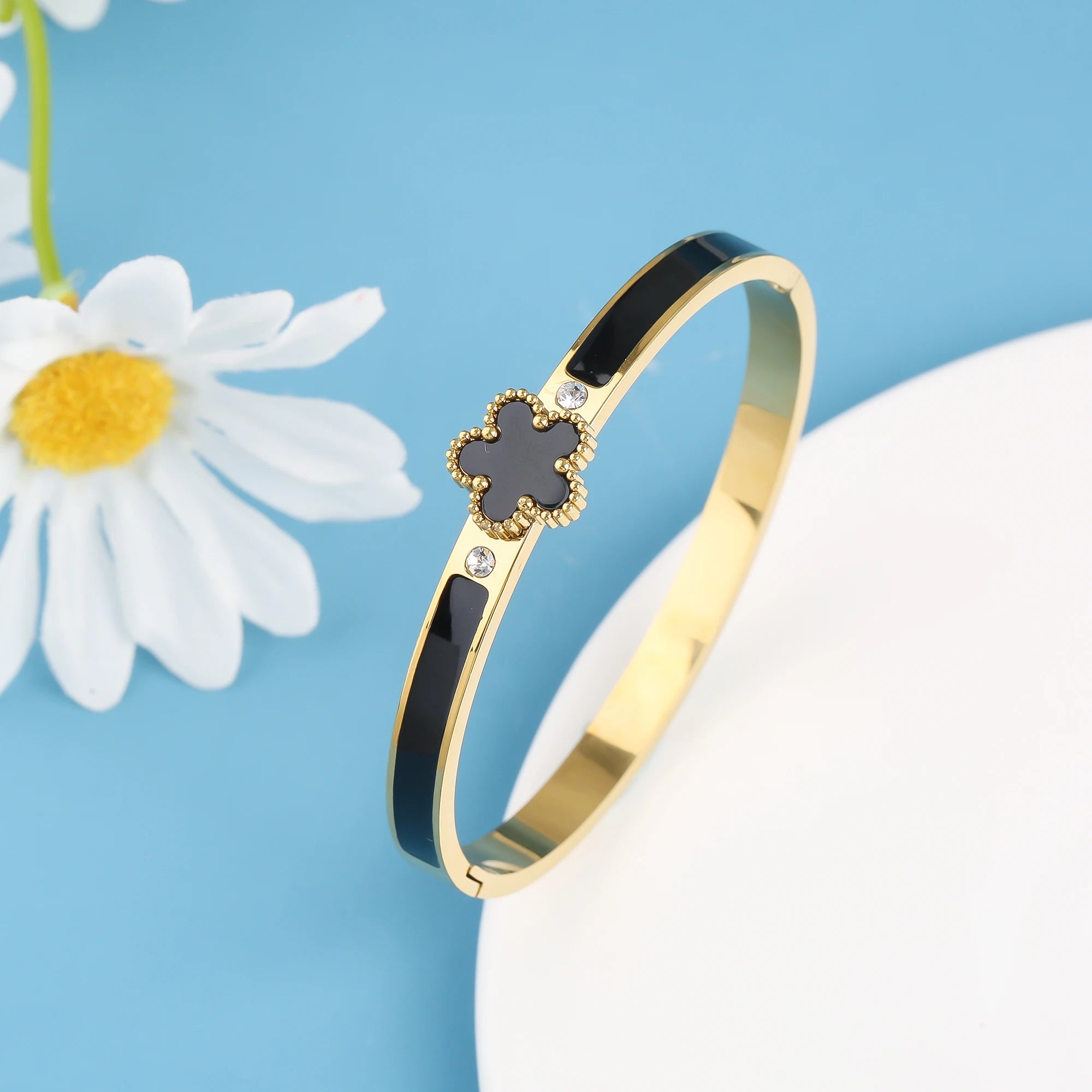 Chunky Five-Leaf Flower Open Bangle – 18K Gold Stainless Steel