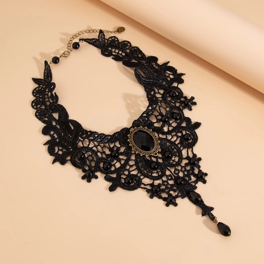 Noir Élégant – Gothic Lace Choker