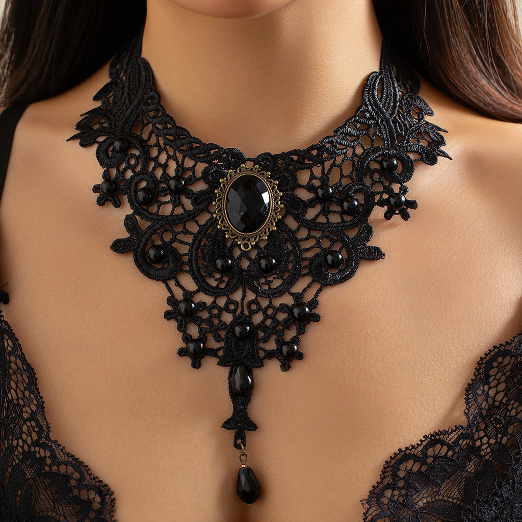 Noir Élégant – Gothic Lace Choker