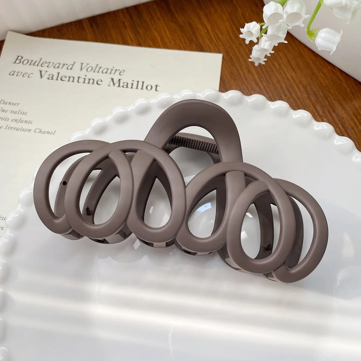 Frosted Hollow Hair Claw – Elegant Bow Barrette, Korean Style