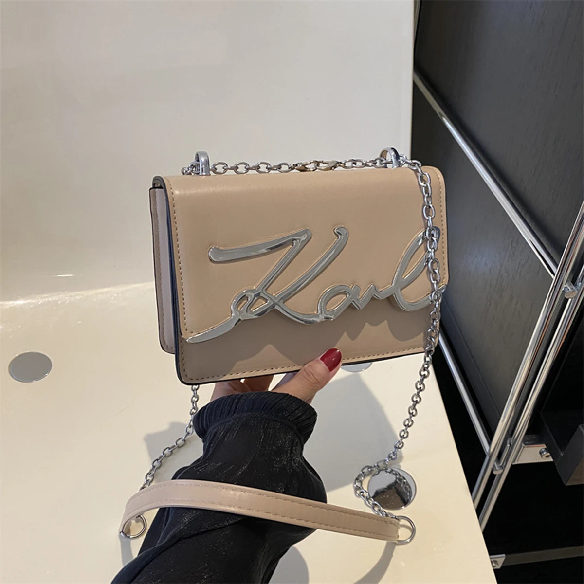 Fashion Crossbody Bag – Solid Color with Chain Strap & Magnetic Closure