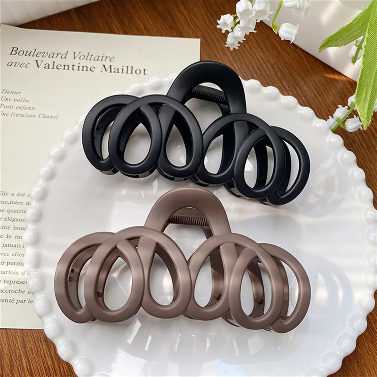 Frosted Hollow Hair Claw – Elegant Bow Barrette, Korean Style