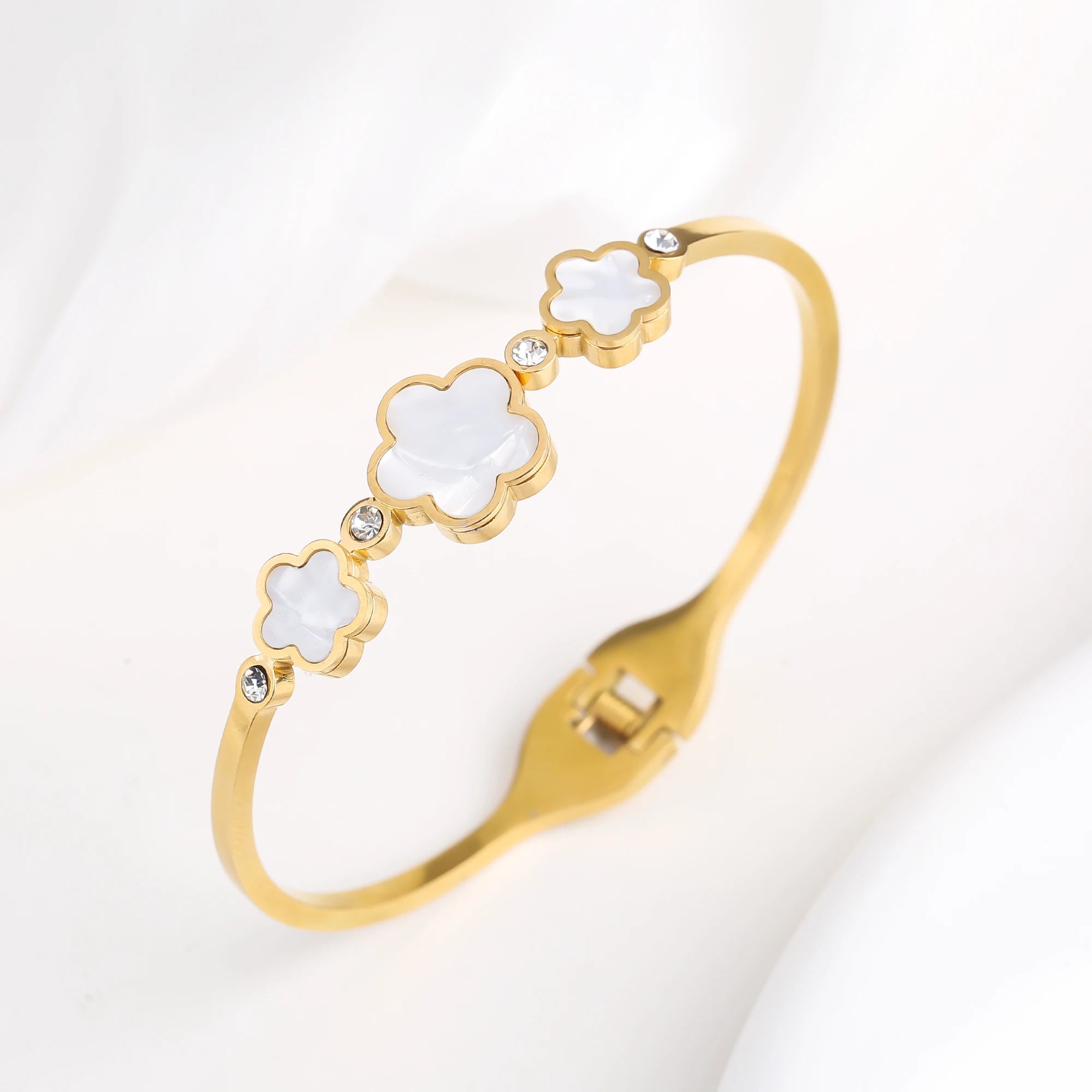 Chunky Five-Leaf Flower Open Bangle – 18K Gold Stainless Steel