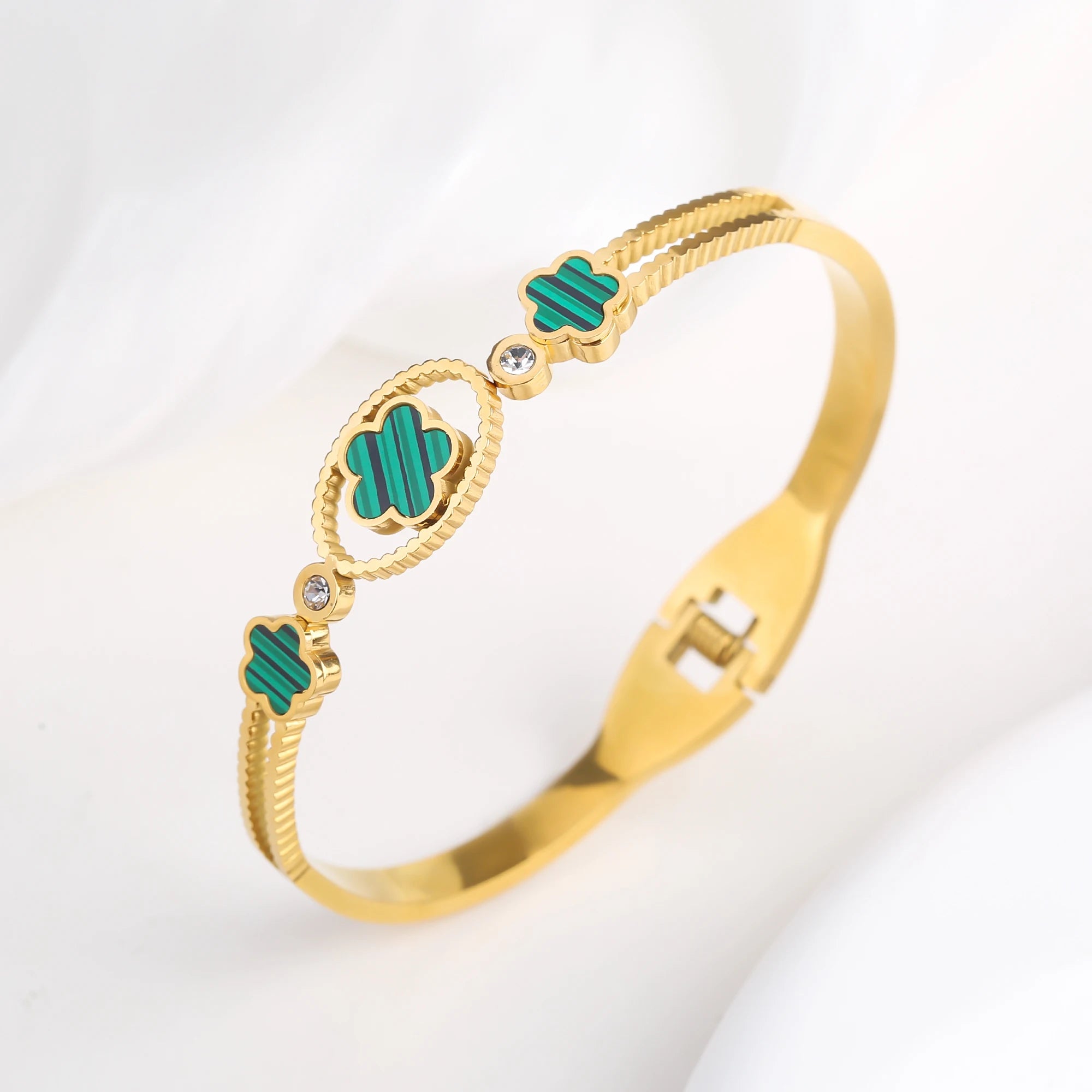 Chunky Five-Leaf Flower Open Bangle – 18K Gold Stainless Steel