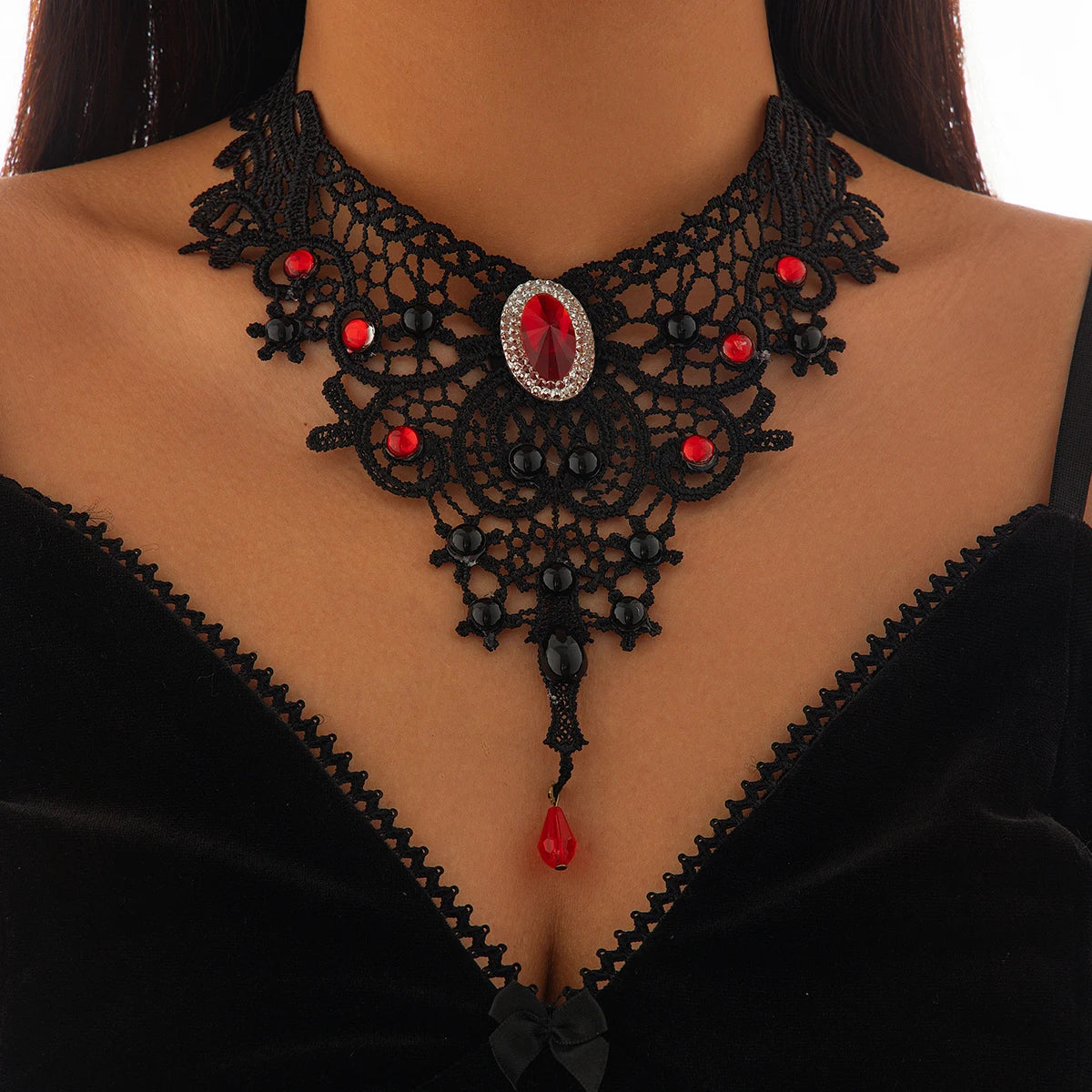 Noir Élégant – Gothic Lace Choker