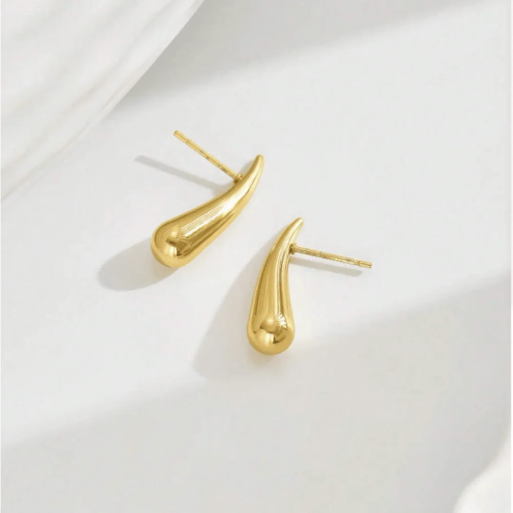 Goutte Piquante – Minimalist Chili Drop Earrings