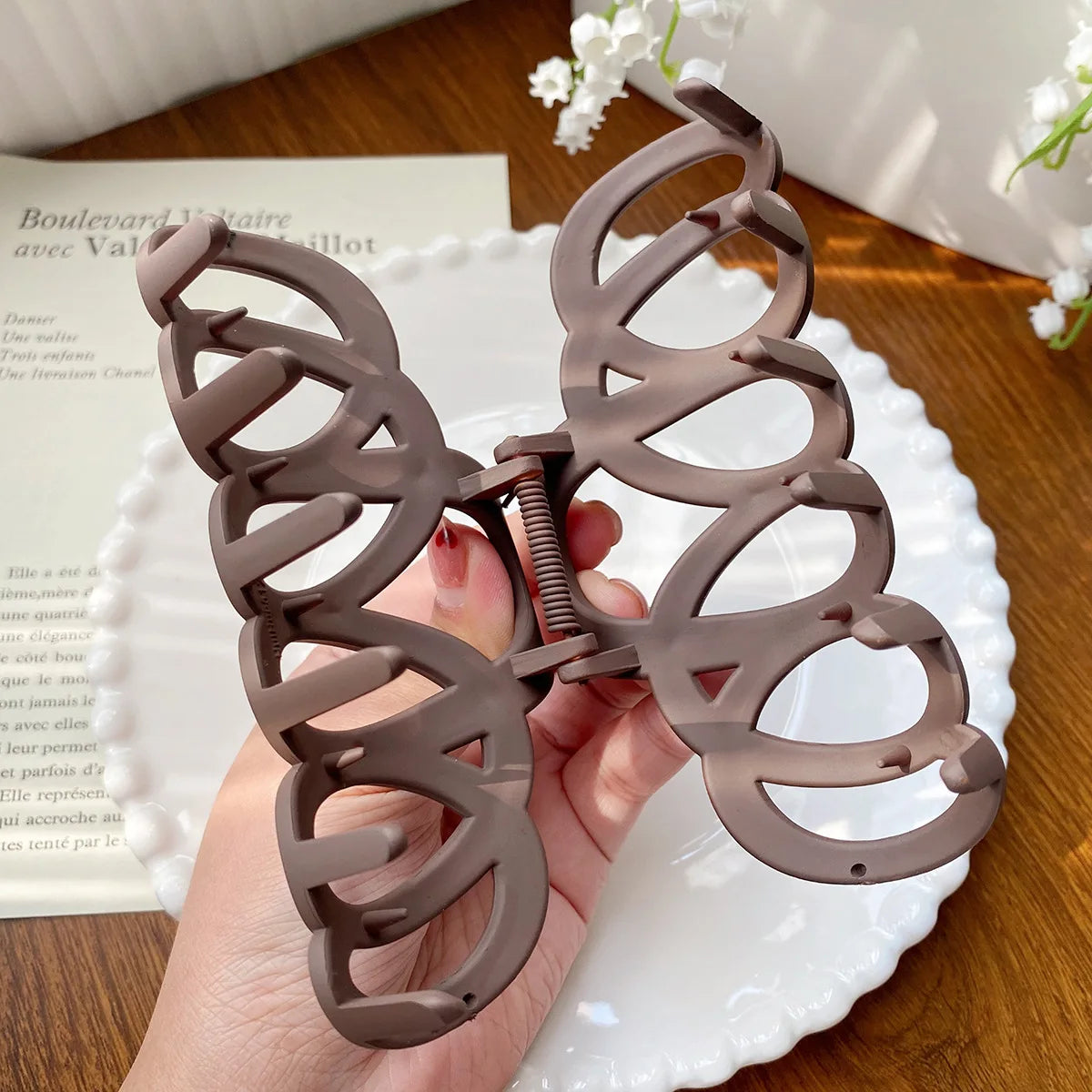 Frosted Hollow Hair Claw – Elegant Bow Barrette, Korean Style