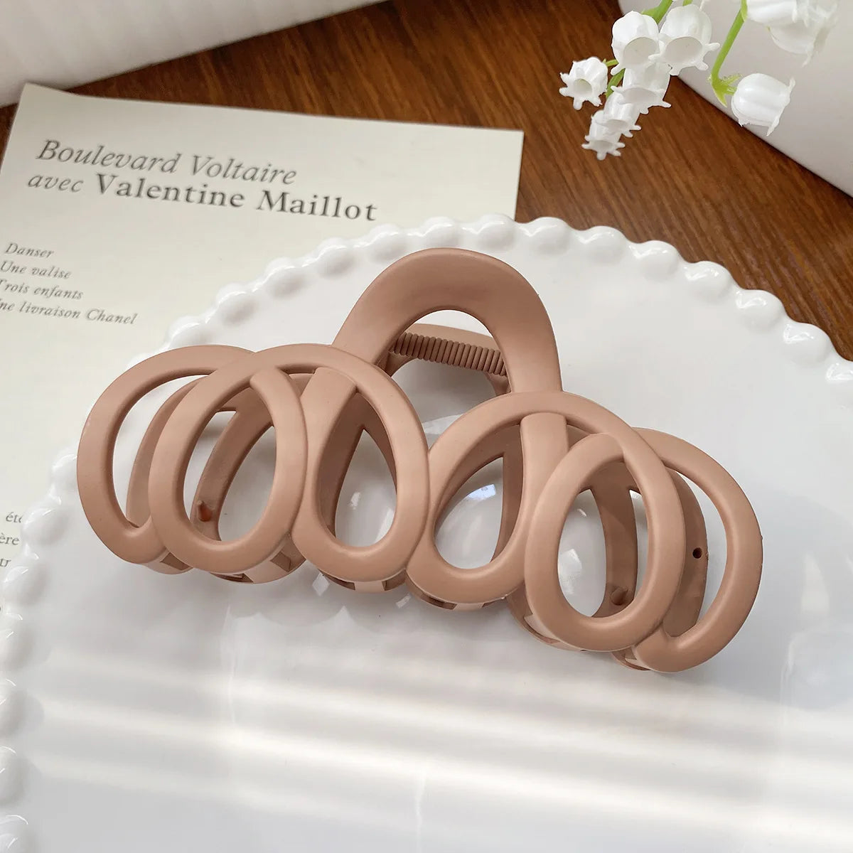 Frosted Hollow Hair Claw – Elegant Bow Barrette, Korean Style