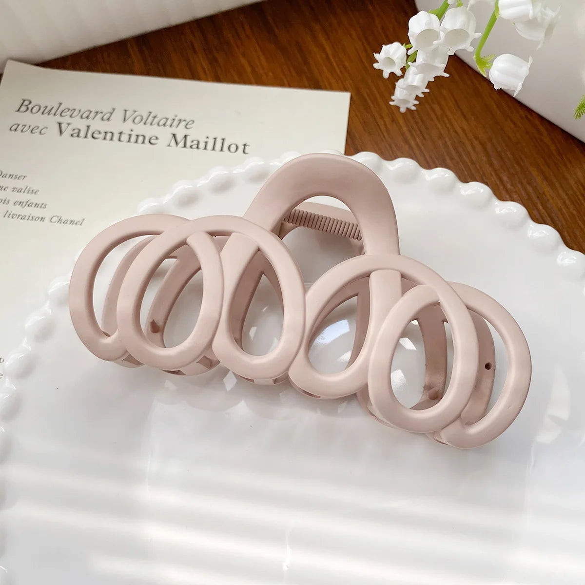 Frosted Hollow Hair Claw – Elegant Bow Barrette, Korean Style