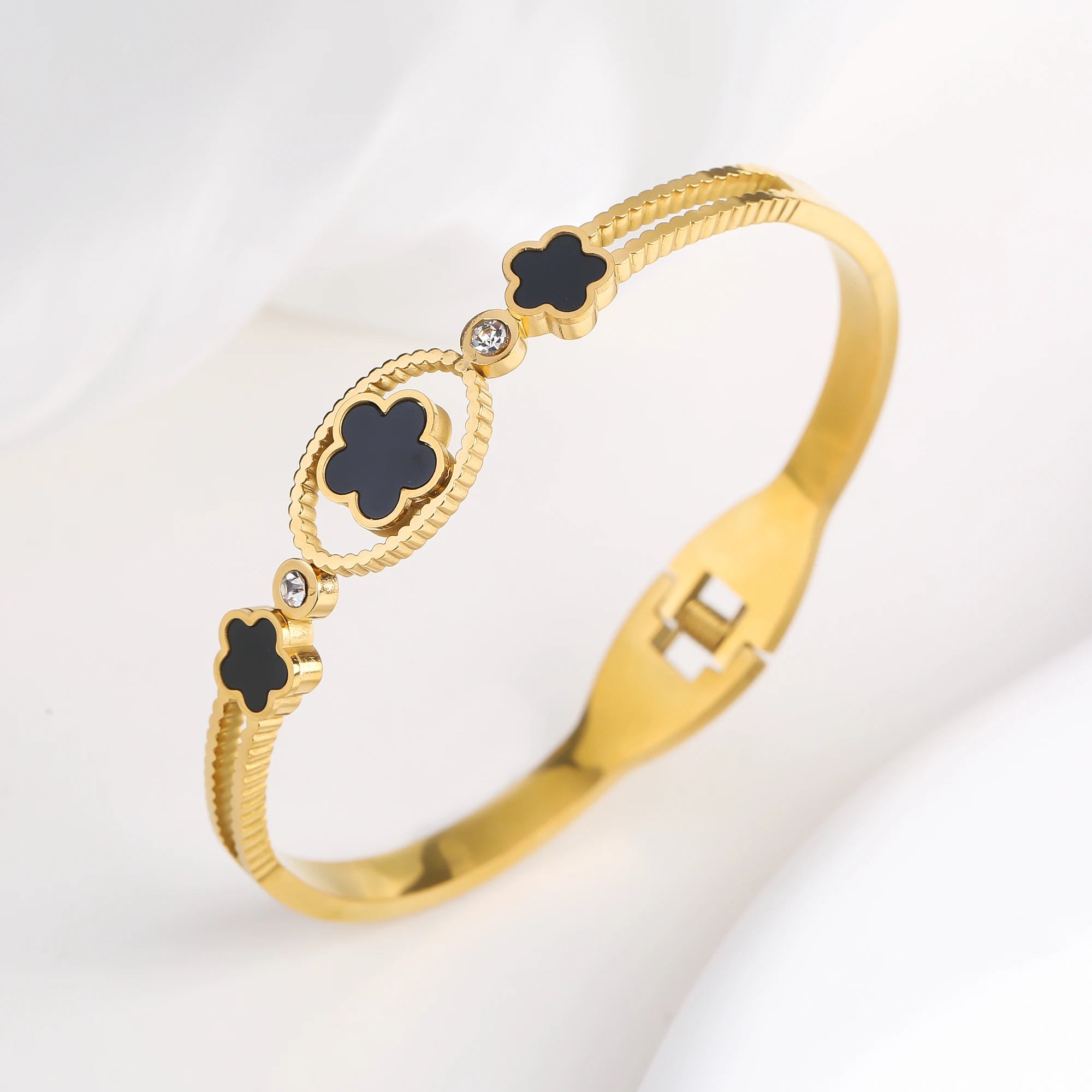 Chunky Five-Leaf Flower Open Bangle – 18K Gold Stainless Steel