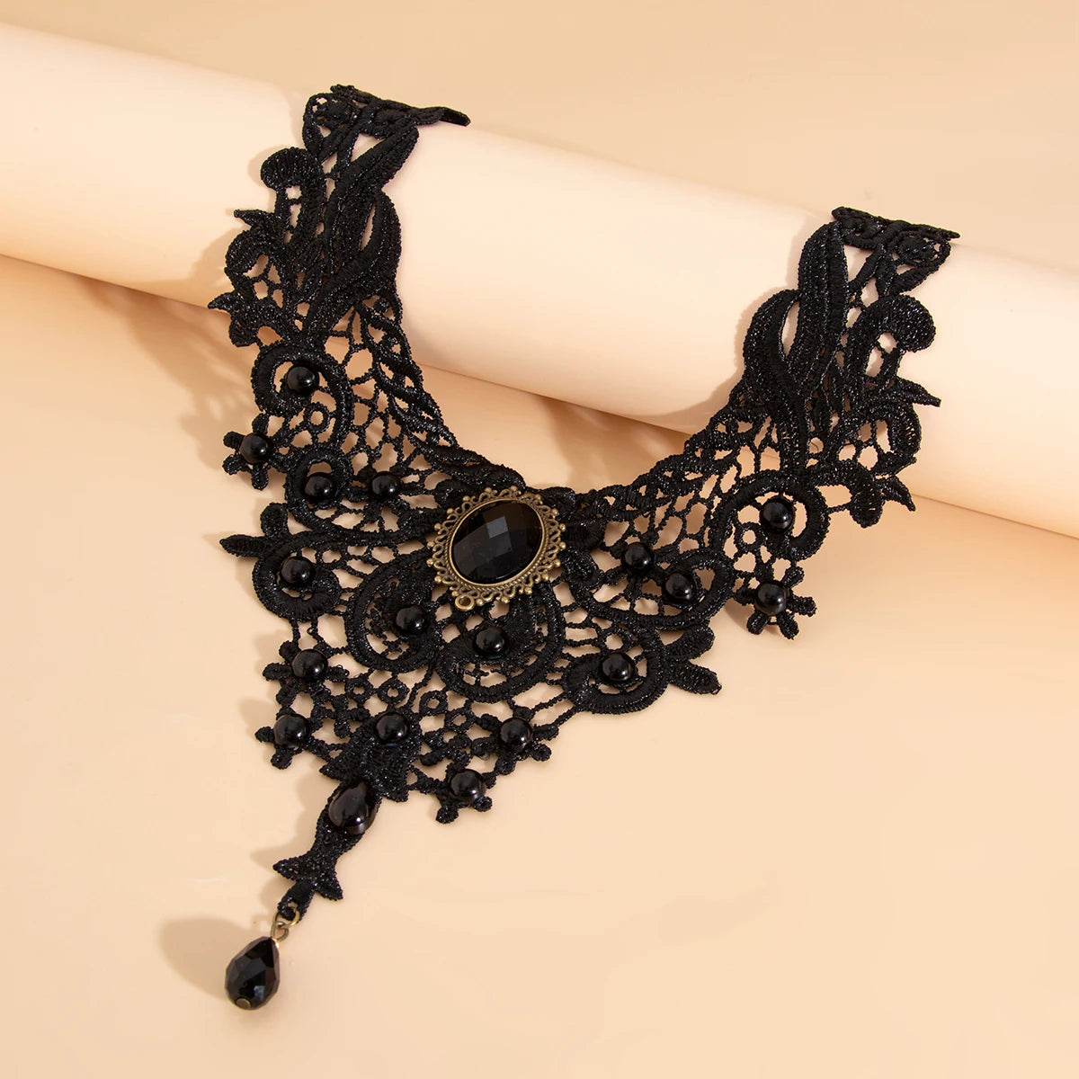 Noir Élégant – Gothic Lace Choker