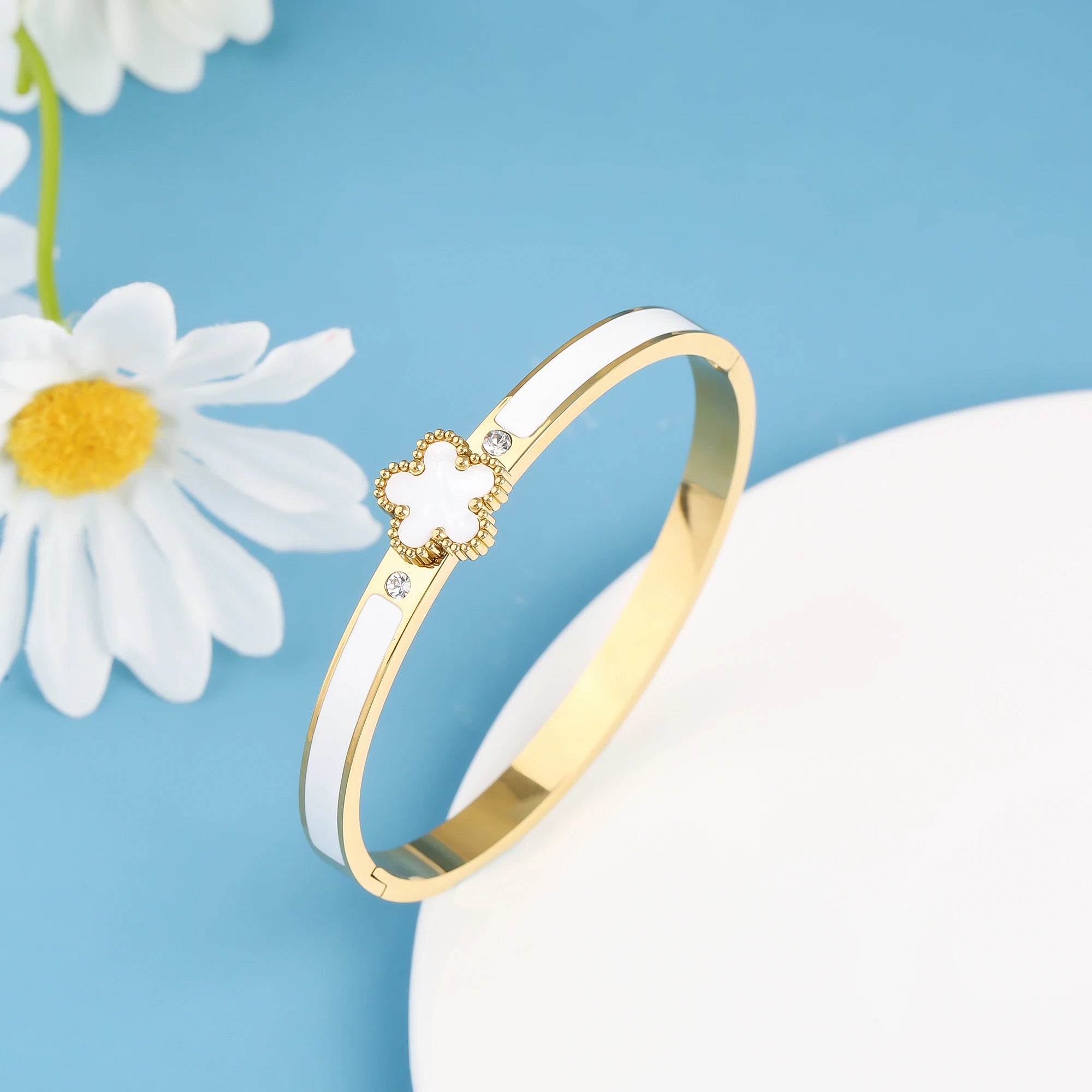 Chunky Five-Leaf Flower Open Bangle – 18K Gold Stainless Steel