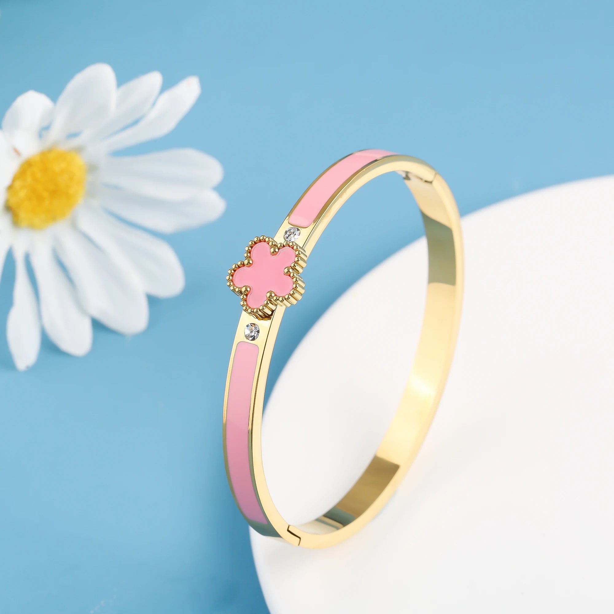 Chunky Five-Leaf Flower Open Bangle – 18K Gold Stainless Steel