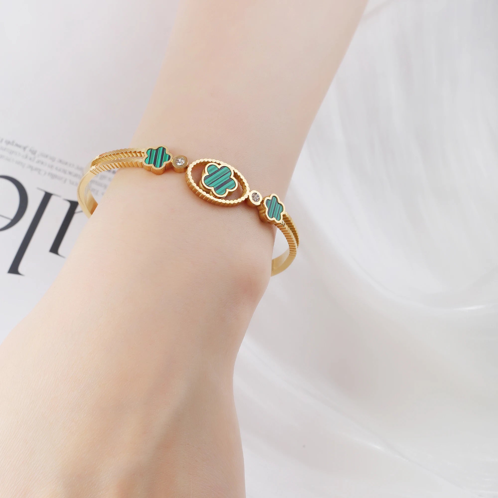 Chunky Five-Leaf Flower Open Bangle – 18K Gold Stainless Steel