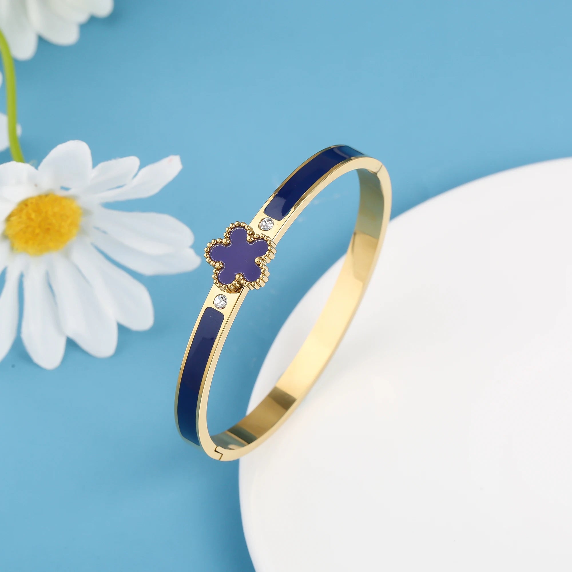 Chunky Five-Leaf Flower Open Bangle – 18K Gold Stainless Steel